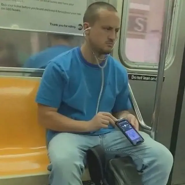 6 Momen Gokil Pakai Earphone Ini Kelewat Absurd, Bikin Geleng Kepala