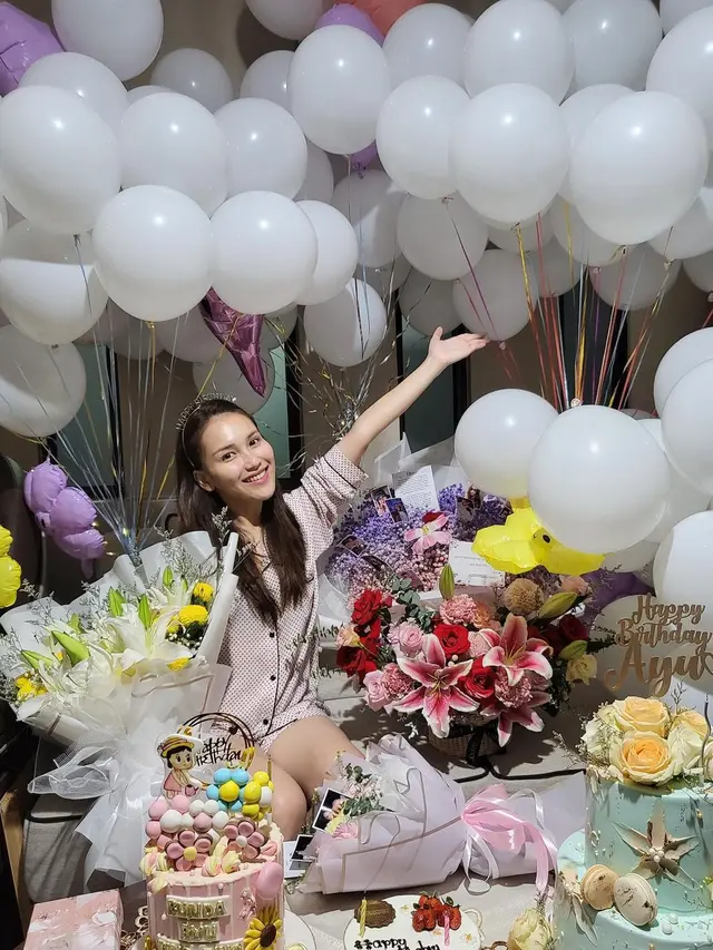 7 Momen Kejutan Ulang Tahun Ayu Ting Ting, Bahagia dengan Keluarga