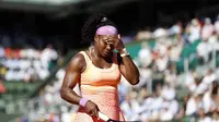 Serena Williams dipaksa bermain tiga set menghadapi Timea Bacsinszky sebelum akhirnya menang 4-6, 6-3, 6-0 di semifinal Prancis Terbuka. EPA/IAN LANGSDON