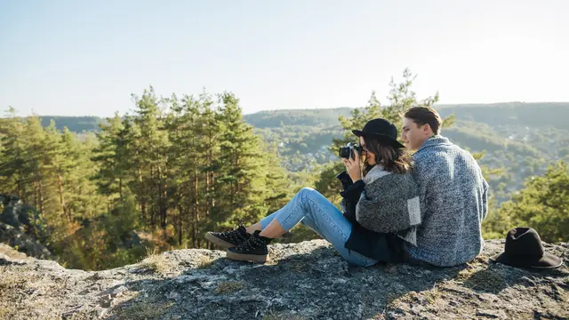 Menghabiskan waktu di luar ruangan bisa menyegarkan dan mempererat hubungan.