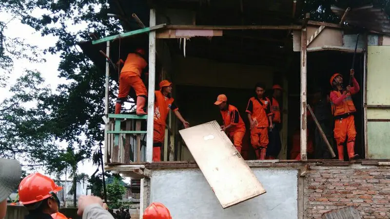 Penertiban bangunan liar di bantaran Sungai Ciliwung.