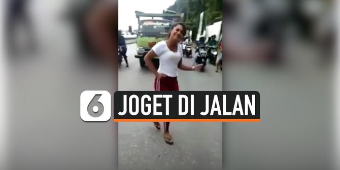 VIDEO: Demi Konten, Wanita Joget di Tengah Jalan Sampai Bikin Kemacetan