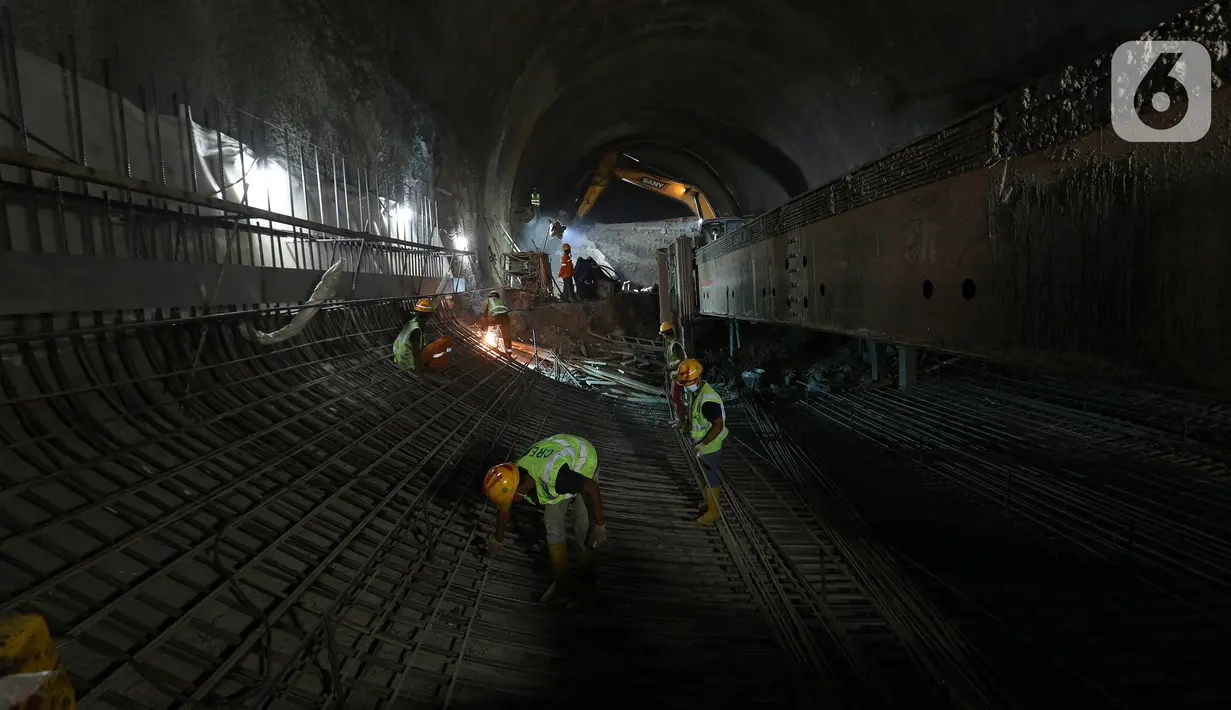 Aktivitas pekerja kereta cepat saat melakukan pengeboran terowongan dan pemasangan besi di tunnel 1 di daerah Halim dan tunnel 7 di daerah Padalarang, Selasa (25/5/2021). Diharapkan pada tahun 2022 KCIC siap beroperasi melayani penumpang. (Kapanlagi.com/Budy Santoso)