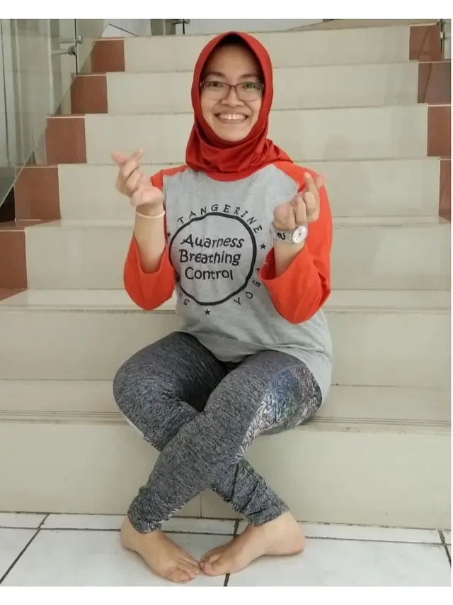 6 Potret Challenge Gaya Duduk Silang Kaki Jokowi yang Sedang Viral