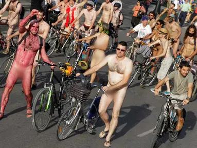 Ribuan warga AS telanjang bulat kampanye naik sepeda di Acara World Naked Bike Ride ke-11 (REUTERS/Steve Dipaola).