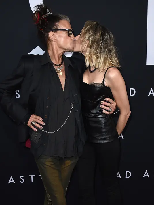 Kemesraan Steven Tyler bersama pacarnya, Aimee Preston pada gala premiere film "Ad Astra" di The Cinerama Dome, Los Angeles, Rabu (18/9/2019). Ini bukan kali pertama pentolan Aerosmith itu menjalin hubungan asmara dengan perempuan yang lebih muda. (Jordan Strauss/Invision/AP)