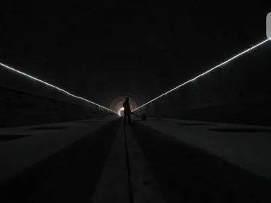 Pekerja menyelesaikan pengerjaan proyek Tunnel 1 Halim Kereta Cepat Jakarta-Bandung di Jalan Tol Jakarta-Cikampek KM 5+500, Jakarta, Kamis (27/1/2022). Tunnel 1 merupakan terowongan dua lintasan kereta cepat yang menembus bagian bawah Jalan Tol Jakarta-Cikampek. (Liputan6.com/Herman Zakharia)