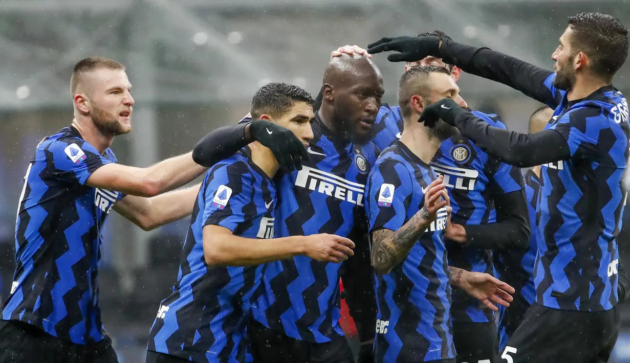 Para pemain Inter Milan merayakan gol pertama yang dibuat striker Romelu Lukaku dalam laga lanjutan Liga Italia Serie A pekan ke-9 melawan Bologna di San Siro Stadium, Sabtu (5/12/2020). Inter milan mengalahkan Bologna 3-1. (AP/Antonio Calanni)