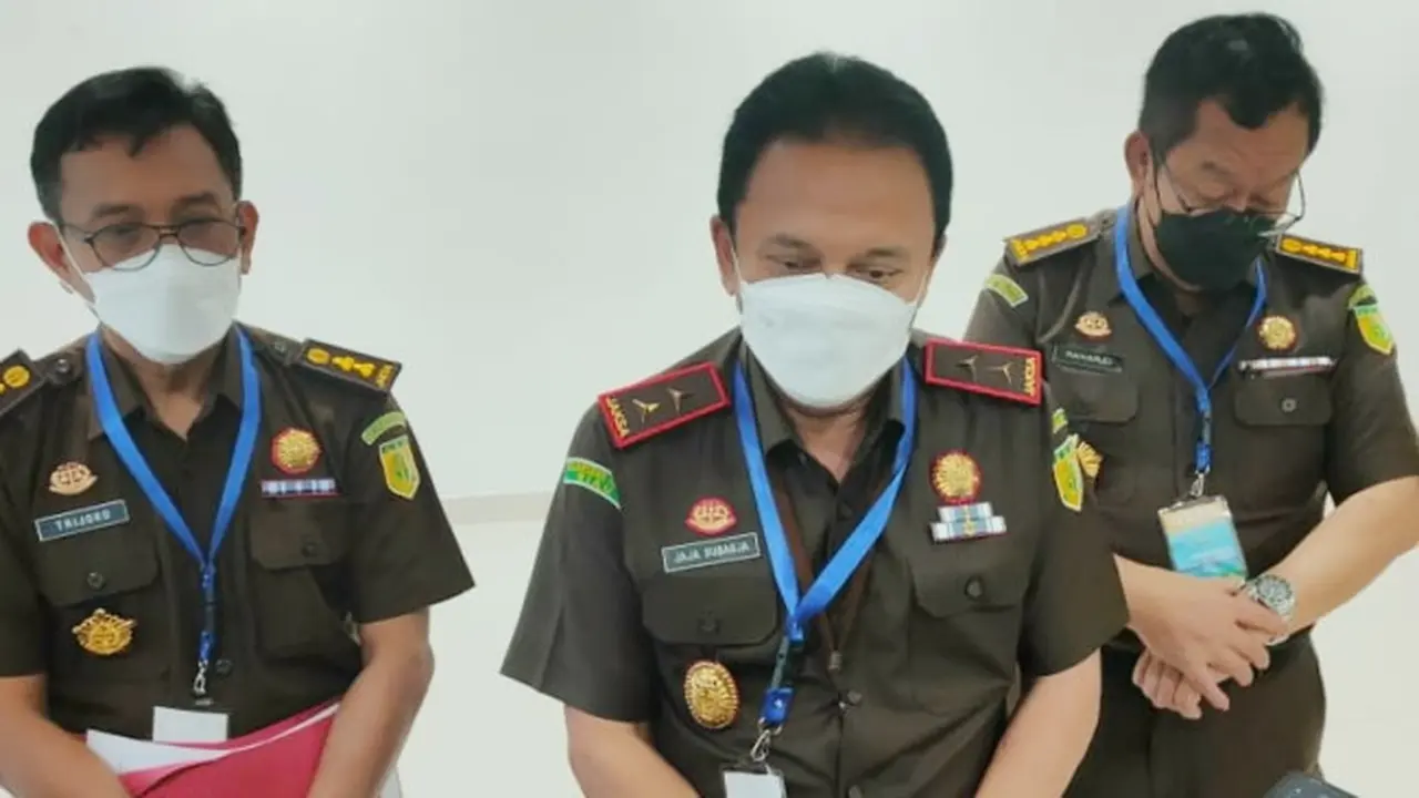 Kepala Kejati Riau Jaja Subagja saat menjelaskan sejumlah perkembangan kasus korupsi di Riau.