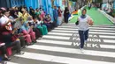 Warga dengan mengenakan jersey atau kostum tim sepak bola peserta Piala Dunia 2022 Qatar menggelar fashion show di Perum Depok Maharaja Blok M1 Cluster Cemara, Rangkapan Jaya, Depok, Minggu (20/11/2022). Fashion show jelang Piala Dunia 2022 terlihat mendapat sambutan antusias warga Perum Depok Maharaja Blok M1 Cluster Cemara yang menyaksikan acara tersebut. (merdeka.com/Arie Basuki)