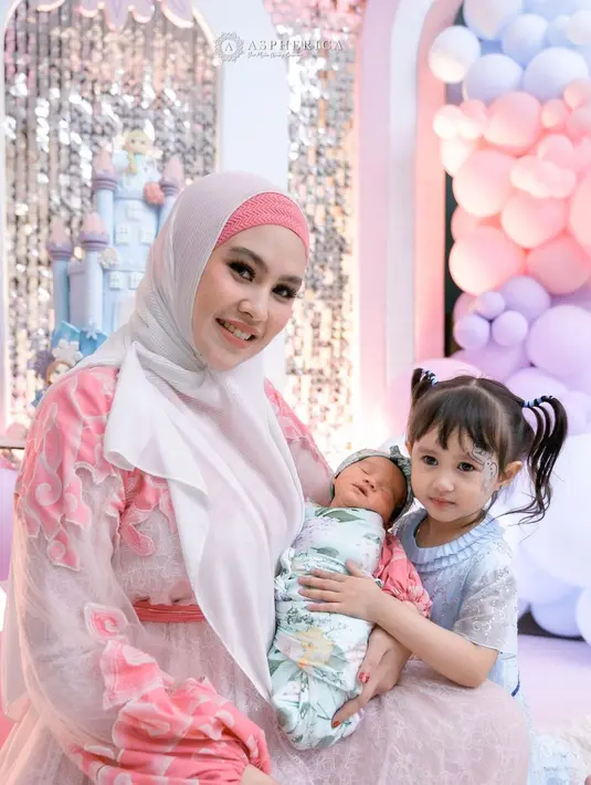 Di acara tersebut, Kartika Putri tampil cantik dengan menggunakan pakaian berwarna pink. [Foto: instagram/kartikaputriworld]
