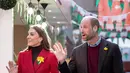 Kate Middleton dan coat dress adalah dua hal yang tak terpisahkan. Meski kerap berpakaian sama, tampilan Kate Middleton tidak pernah membosankan. Di potret ini, Kate Middleton padukan turtleneck dan coat dress merah [@princesandprincessofwales]