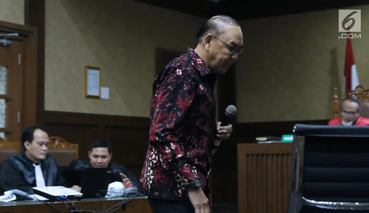 Pemegang saham Blackgold Natural Resources yang juga terdakwa suap pembangunan PLTU Riau-1,Johannes Budisutrisno Kotjo saat sidang di Pengadilan Tipikor, Jakarta, Kamis (15/11). Sidang mendengarketerangan terdakwa. (Liputan6.com/Helmi Fithriansyah)
