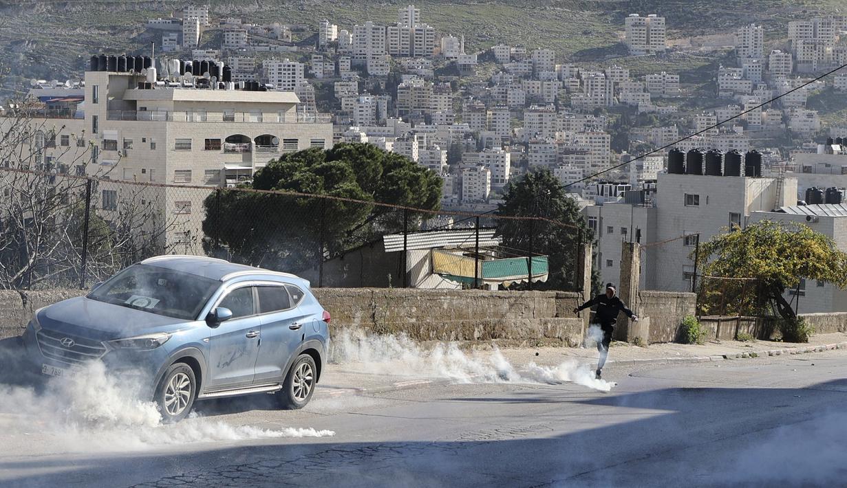 Ahmad Jibril, kepala Bulan Sabit Merah Palestina, mengatakan puluhan orang di lingkungan al-Makhfiyeh terluka setelah menghirup gas air mata yang ditembakkan oleh pasukan Israel di pagi hari. (AFP/Jaafar Ashtiyeh)