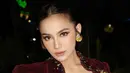 Mahalini memilih mengenakan bustier marun rancangan Lisa Ju, desainer kenamaan yang dikenal akan detail elegan dalam setiap rancangannya. [@mahalini].