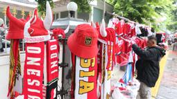 Pedagang Jersey di sekitar Stadion Utama Gelora Bung Karno (SUGBK), Senayan, Jakarta hari Senin (19/06/2023). Sejumlah pedagang pernak-pernik bertebaran di sekitar SUGBK jelang pertandingan Timnas Indonesia menghadapi Argentina. Mereka menjual dagangan mereka mulai dari Rp35 ribu hingga Rp200 ribu. (Bola.com/M Iqbal Ichsan)