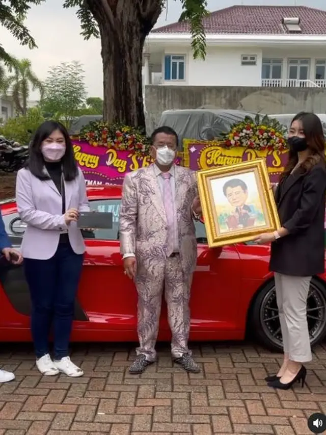 6 Potret Mewah Ulang Tahun Hotman Paris ke-62, Kado dari Istri Jadi Sorotan