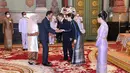 Presiden Joko Widodo dan Iriana Jokowi melakukan royal audience dengan Raja Thailand Maha Vajiralongkorn dan Ratu Suthida Bajrasudhabimalalakshana di Chakri Maha Prasat Throne Hall, Bangkok, Jumat (18/11/2022). Pertemuan ini berlangsung di sela-sela Konferensi Tingkat Tinggi (KTT) APEC 2022. (Foto: Bureau of the Royal Household, Kingdom of Thailand)