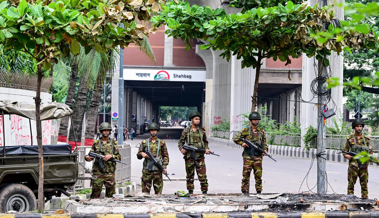 Pemerintah Bangladesh pun telah mengumumkan kebijakan jam malam nasional tanpa batas waktu mulai Minggu pukul 18.00 waktu setempat. (Munir UZ ZAMAN / AFP)