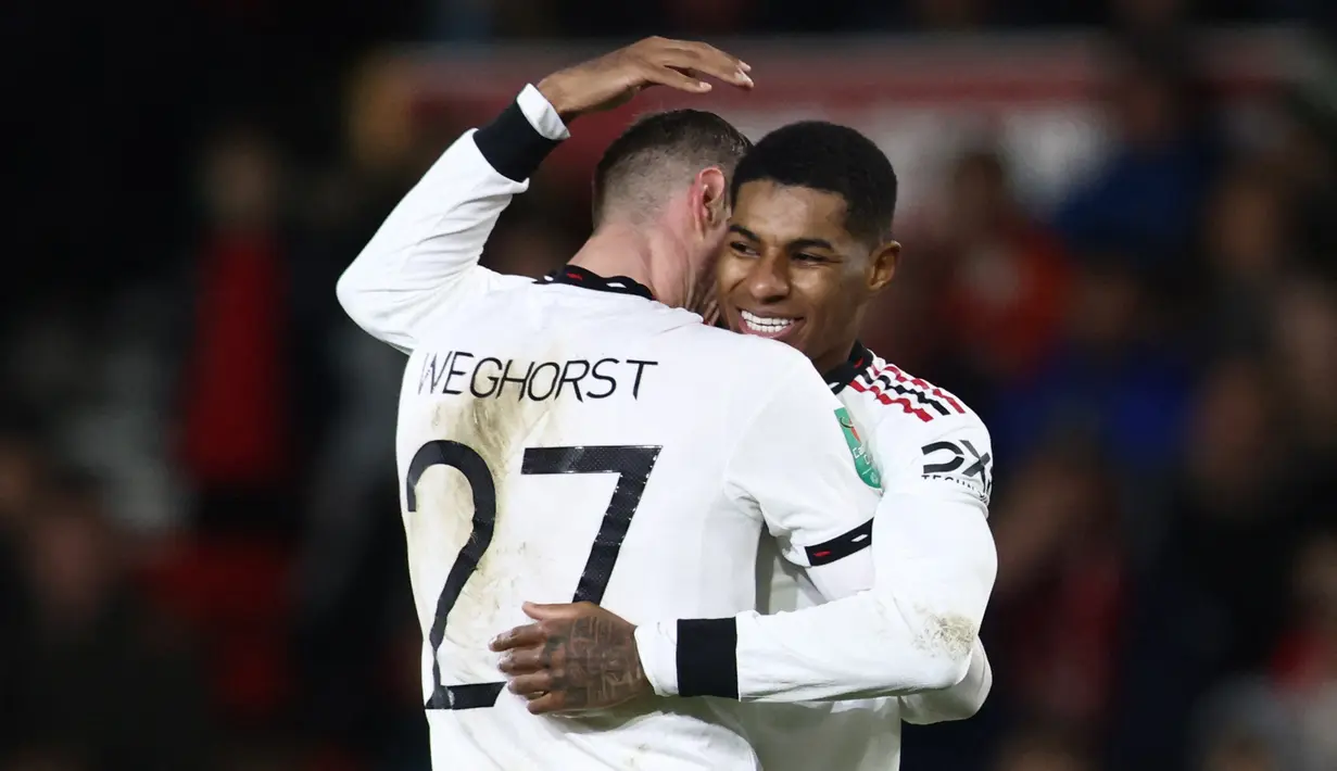 Selebrasi pemain MU, Marcus Rasford dan Wout Weghorst dalam pertandingan semi final leg pertama Carabao Cup 2022/2023 di The City Ground, Kamis (26/1/2023). Rashford dan Weghorst masing-masing mencetak satu gol dalam pertandingan tersebut. (AFP/Darren Staples)
