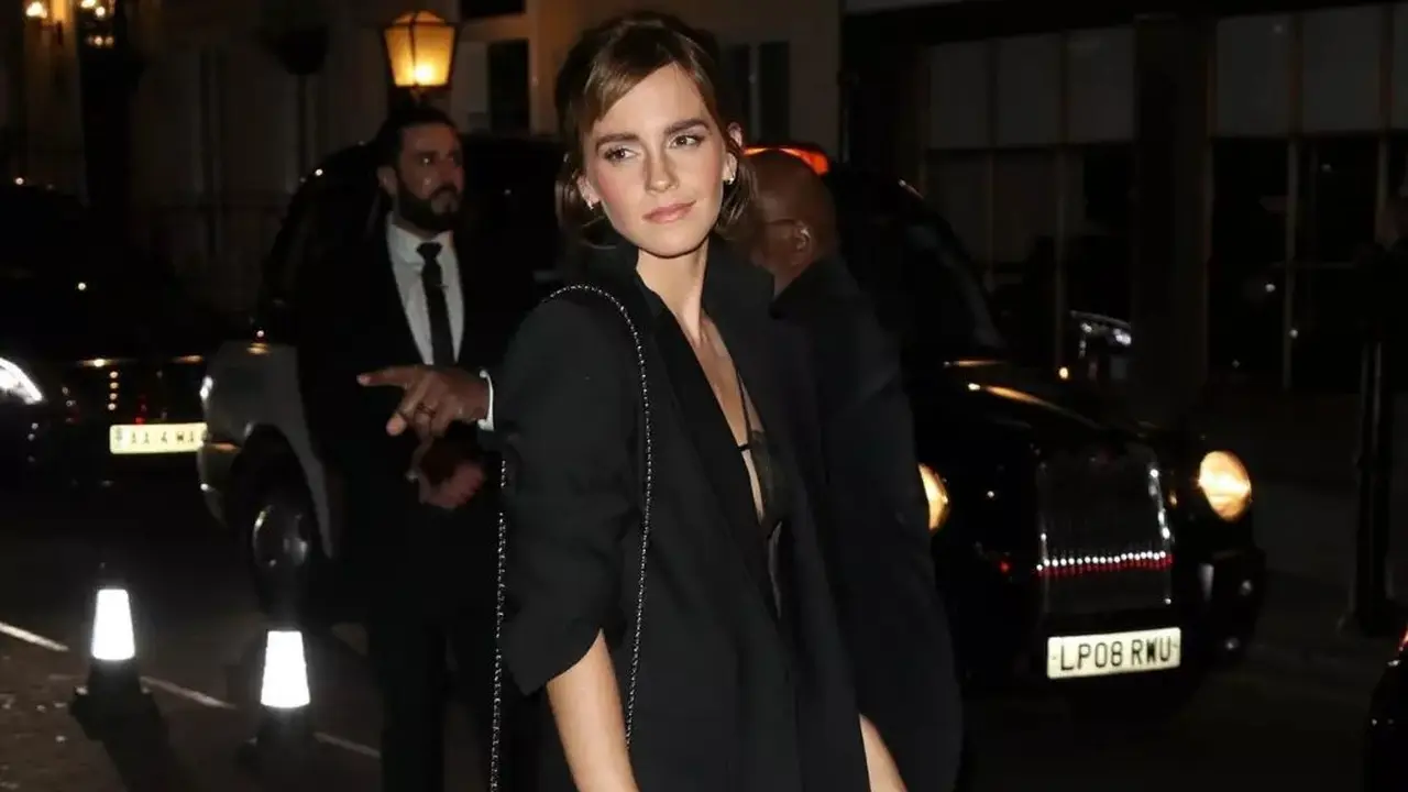 Emma Watson dalam gaun rancangan Chanel