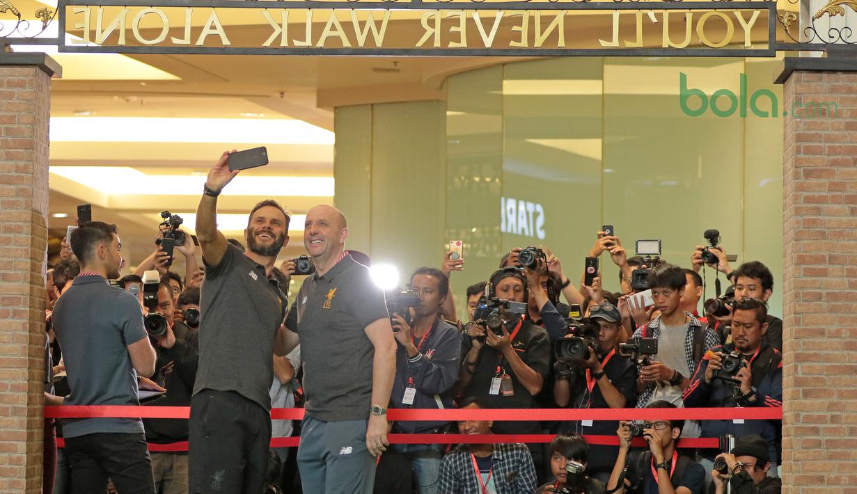 Legenda Liverpool,  Patrik Berger, Gary McAllister melakukan foto selfie saat hadir pada acara LFC World di Mal Taman Angrek, Jakarta (08/03/2018). (Bola.com/Nick Hanoatubun)