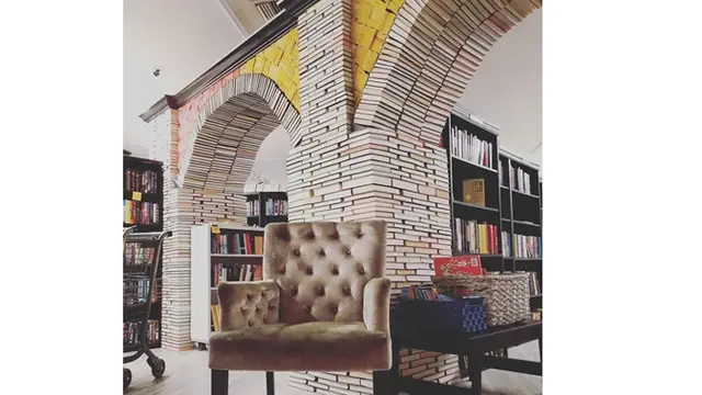 Pria Ini Bangun Dinding Toko dengan Buku dalam 1 Bulan, Hasilnya Bikin Takjub