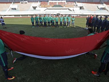 Yanto Basna, Teja Paku Alam, Abdurahman, dan Dendi Sulistyawan mememgang bendera saat upacara memperingati HUT RI ke-71 di Stadion Pakansari, Bogor, Rabu (17/82016). (Bola.com/Nicklas Hanoatubun)