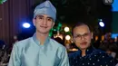 Verrell juga melengkapi tampilannya dengan jam tangan mewah di salah satu lengannya. [@wanda_haraa]