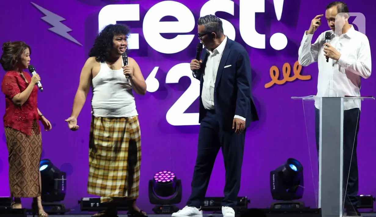 Penampilan Cak Lontong, Abdel, Kiky Saputri, dan Marshel Widianto pada hari kedua Jakarta International Comedy Festival (JiComFest) 2023 di Tennis Indoor Senayan, Jakarta, Sabtu (16/12/2023). (Liputan6.com/Herman Zakharia)