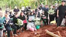 Pihak Keluarga mengiringi prosesi pemakaman mantan pelatih Timnas Indonesia, Benny Dolo di Tempat Pemakaman Umum (TPU) Pondok Benda, Pamulang, Tangerang Selatan, Sabtu (4/2/2023) siang WIB. Bendol, sapaan akrabnya, meninggal dunia pada Rabu (1/2/2023) karena sakit. (Bola.com/M Iqbal Ichsan)