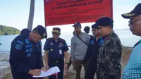 Petugas Kementrian Kelautan dan Perikanan menghentikan dua proyek reklamasi di Kepulauan Riau karena merusak terumbu karang. Foto: liputan6.com/ajang nurdin&nbsp;