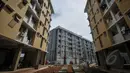 Area sekitar Rusun Muara Baru terus dibangun sebagai fasilitas penunjang, Jakarta, Rabu (22/4/2015). Minimnya air bersih di rusun tersebut membuat Kementerian Pekerja Umum menyediakan alat penyulingan air . (Liputan6.com/Faizal Fanani)