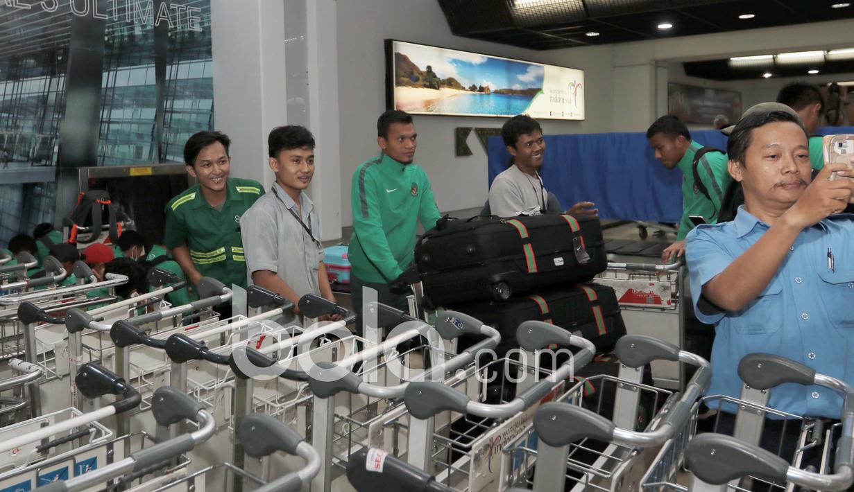 Petugas bandara berebut selvie bersama Ferdinand Sinaga saat Timnas Indonesia tiba dari Thailand di Bandara Soekarno-Hatta, Cengkareng, (18/12/2016). (Bola.com/Nicklas Hanoatubun)