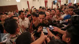 Presiden Joko Widodo saat ditanya wartawan terkait kisruh pencatutan namanya dan Wapres Jusuf Kalla oleh seorang anggota DPR dan pengusaha demi jatah saham PT Freeport Indonesia di Istana Negara, Jakarta, Rabu (18/11). (Liputan6.com/Faizal Fanani)