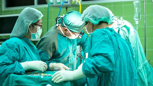 Pria Kesakitan, Ternyata Ada Batu 1,4 Kg dalam Perutnya