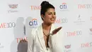 Aktris Bollywood Priyanka Chopra ketika menghadiri acara Time 100 Gala 2016 di New York, Selasa (26/4). Mantan peraih mahkota Miss World itu tampil elegan sekaligus seksi dengan balzer putih. (Ben Gabbe/Getty Images Time/AFP)