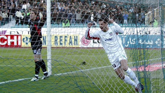 Ali Daei adalah predator di depan gawang lawan. Namun karier di klub tidak semewah kariernya bersama Timnas Iran yang ia mulai pada pertengahan 1993. (Foto: AFP/Behrouz Mehri)