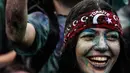 Seorang wanita tersenyum saat mengikuti Color Sky Festival di distrik Kadikoy, di Istanbul, Turki (6/5). Color Sky Festival merupakan acara amal tahunan yang diadakan di Istanbul. (AFP Photo/Yasin Akgul)