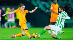 Pemain 32 tahun itu tampil sangat dominan di lini tengah. Mantan pemain Los Blancos itu sukses mencetak gol dan assist, yang memastikan Betis dapat tiga poin. (AP Photo/Jose Breton)