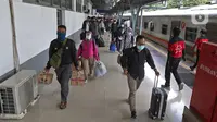 Penumpang kereta api Dharmawangsa Surabaya Pasarturi–Pasar Senen tiba di stasiun Senen, Jakarta, Minggu (3/01/2021). Stasiun Daop 1 meliputi Stasiun Gambir, Stasiun Senen, Stasiun Jatinegara, Stasiun Bekasi, Stasiun Cikampek, Stasiun Karawang, hingga Stasiun Jakarta Kota. (Liputan6.com/Herman Zakhar