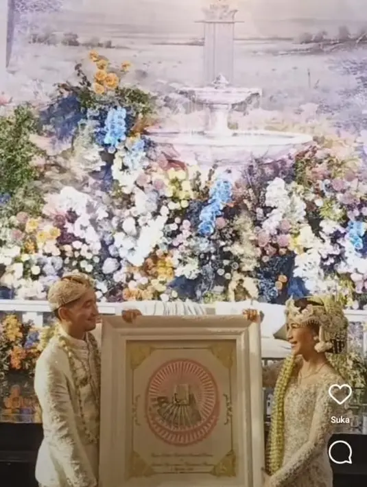 Logam mulia seberat 100 gram dan uang tunai Rp8.104.523 adalah mas kawinnya. Sambil memegang maharnya, Raka dan Adinda nampak lega dan bahagia. [Foto: Instagram/sepasangsakral]