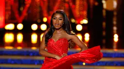 Miss New York Nia Franklin saat berkompetisi dalam ajang Miss America 2019 di Atlantic City, New Jersey (9/10). (AP Photo/Noah K. Murray)