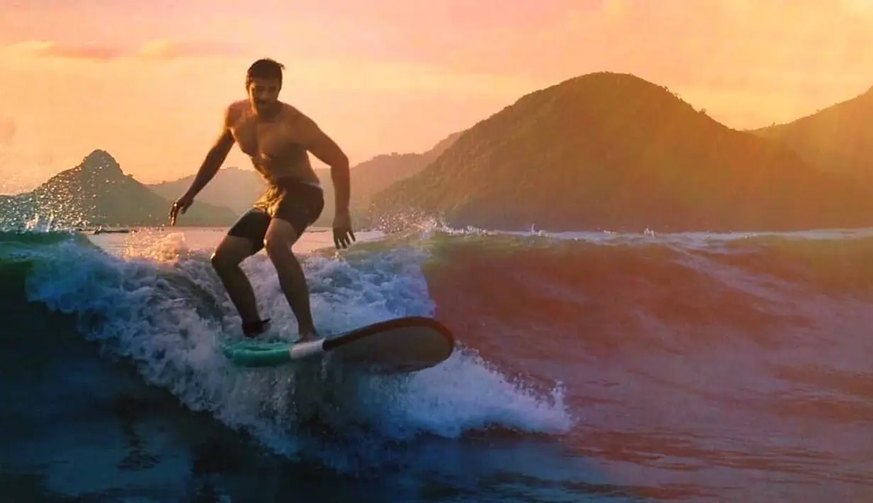 Aktor tampan Ammar Zoni sepertinya juga hobi berolahraga air. Seprti di foto ini, ia terlihat sedang bermain papan selancar di Grupuk, Lombok. (Instagram/ammarzoni)