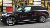 Kecewa dengan dealer, pemilik Ranger Rover di London corat-coret bodi mobilnya dengan cat semporot. (Mercury Press)