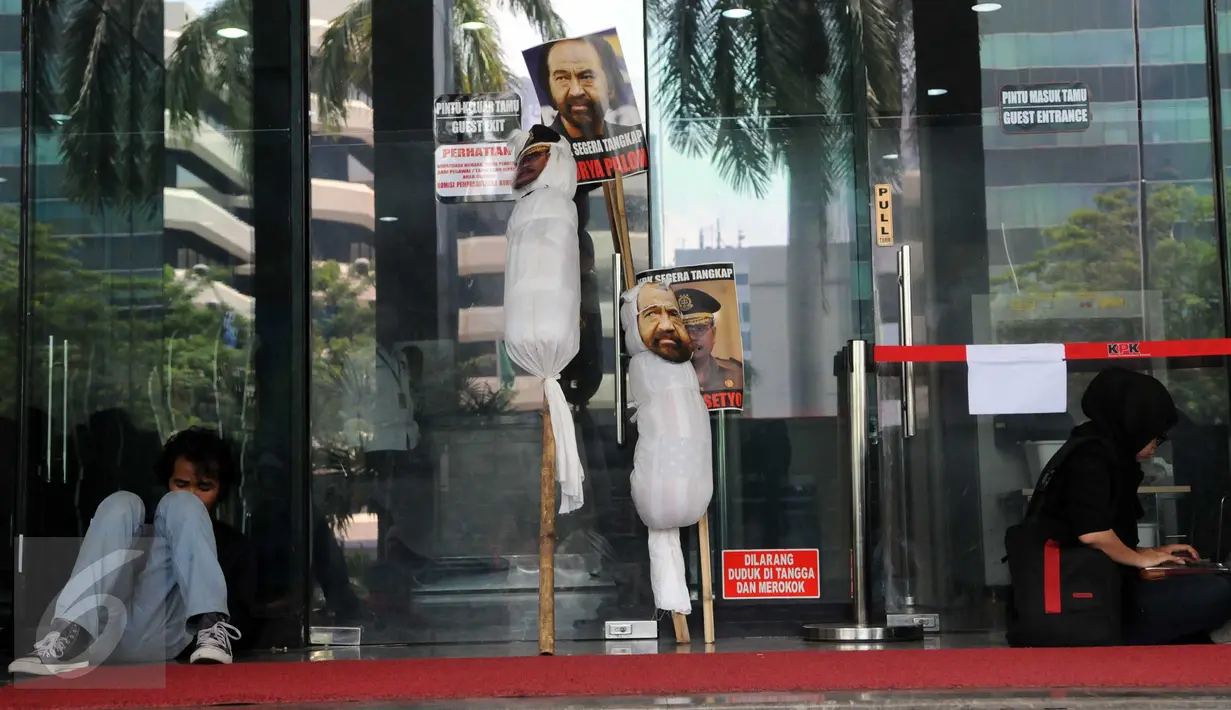 Dua buah pocong tiruan diletakkan di depan Gedung KPK, Jakarta, Senin (4/1/2016). Mereka menuntut KPK untuk mengusut tuntas aliran dana bansos yang diberikan Gubernur Sumut, Gatot Pujo Nugroho kepada sejumlah pihak. (Liputan6.com/Helmi Afandi)