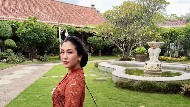 Pesona Sherina Munaf di Pura Mangkunegaran. (credit:instagram.com/sherinamunaf)