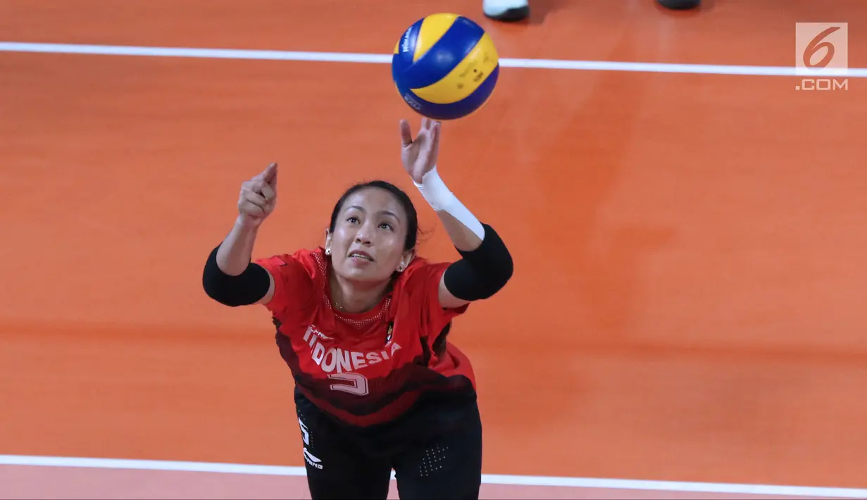 Pevoli putri Indonesia, Berlian Marsheilla berusaha menahan bola saat melawan Korea pada perempat final voli putri Asian Games 2018 di Tennis Indoor GBK, Jakarta, Rabu (29/8). Indonesia kalah 0-3. (Liputan6.com/Helmi Fithriansyah)