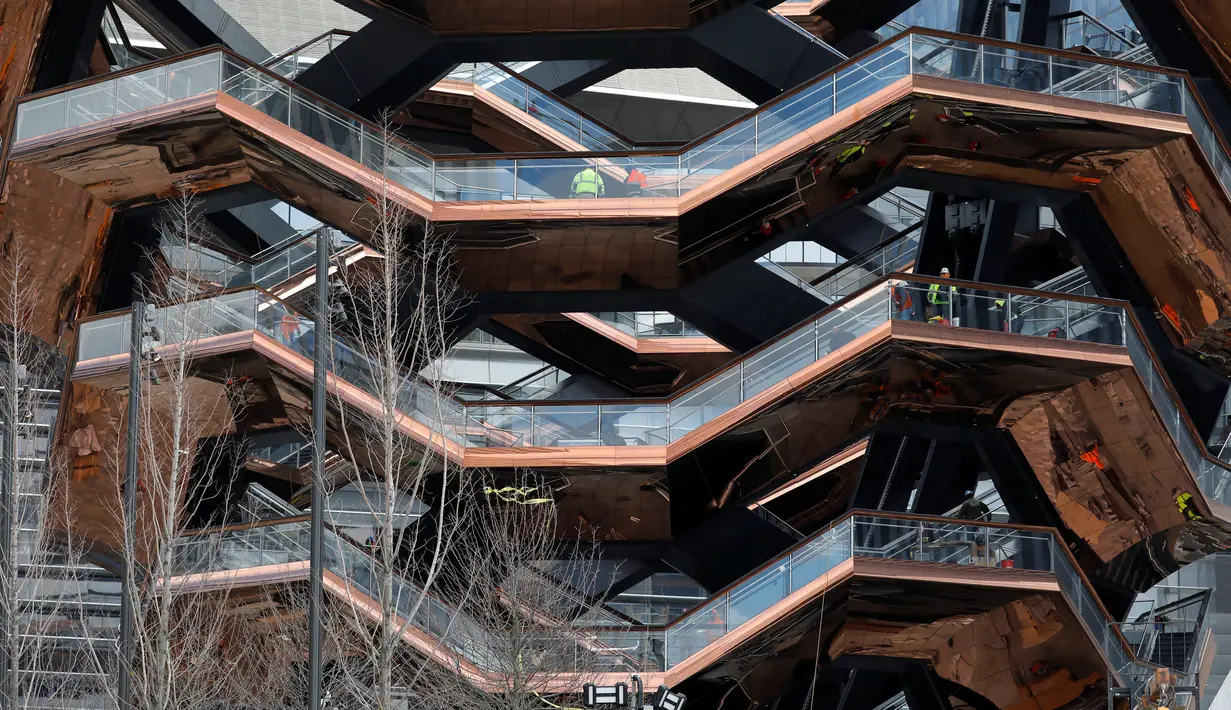 Detail konstruksi bangunan Vessel di proyek pembangunan Hudson Yards, Manhattan West Side, New York, AS, Selasa (12/3). Menara ini memiliki 155 tangga. (REUTERS/Mike Segar)