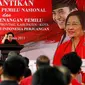 Ketua Umum PDIP, Megawati Soekarnoputri saat melantik Departemen Badan Pemenangan Pemilu dan Badan Saksi se-Indonesia di DPP PDIP, Jakarta, Kamis (27/8/2015). Pelantikan Departemen untuk menghadapi pilkada serentak 2015. (Liputan6.com/Yoppy Renato)